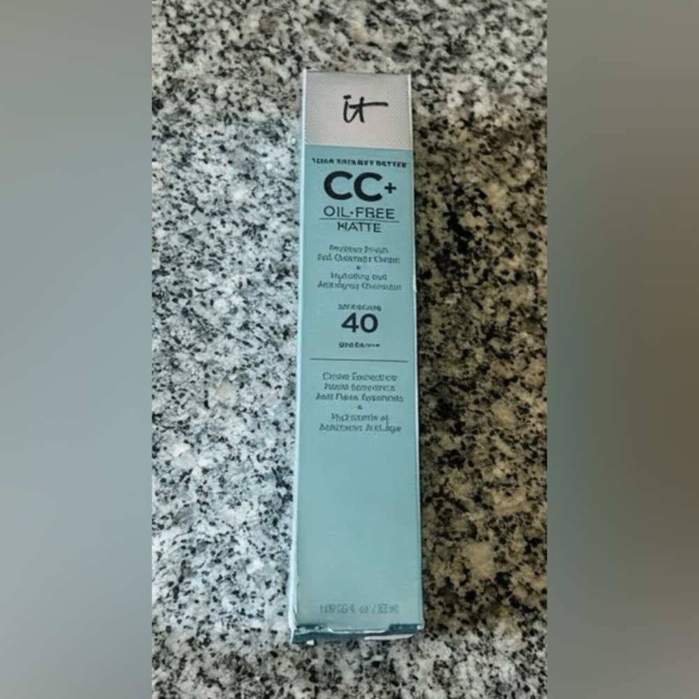 IT Cosmetics CC+ Oil-Free Matte Cream - Light Blue Box